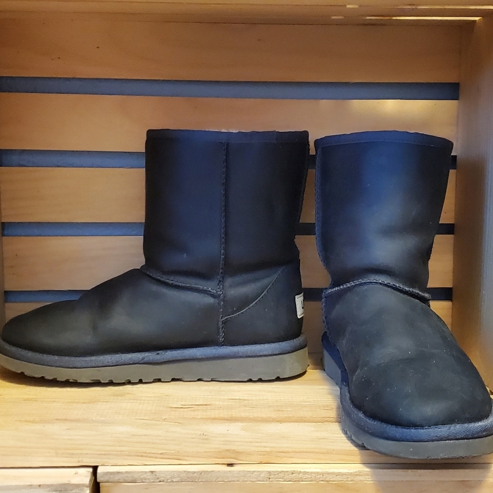VGUC Navy Classic Leather Kids UGGs Sz 5 (wm 7.5)